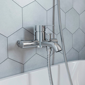 Купить Душевая стойка STWORKI Стокгольм HFDB97000 + Смеситель для ванны с душем STWORKI Стокгольм HFSG10000 хром в Москве с доставкой Душевая стойка STWORKI Стокгольм HFDB97000 + Смеситель для ванны с душем STWORKI Стокгольм HFSG10000 хром