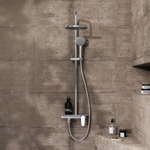 Купить Душевая стойка Damixa Jupiter 977730000 хром, с полочкой в Москве с доставкой Душевая стойка Damixa Jupiter 977730000 хром, с полочкой